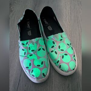 TOMS Glow in the Dark Alien Print Slip Ons Women 8.5 Pastel Goth Y2K